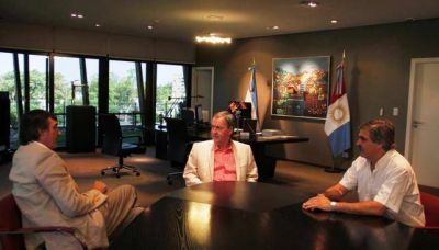 Medio mill�n de pesos para cambiar los vidrios del despacho del gobernador