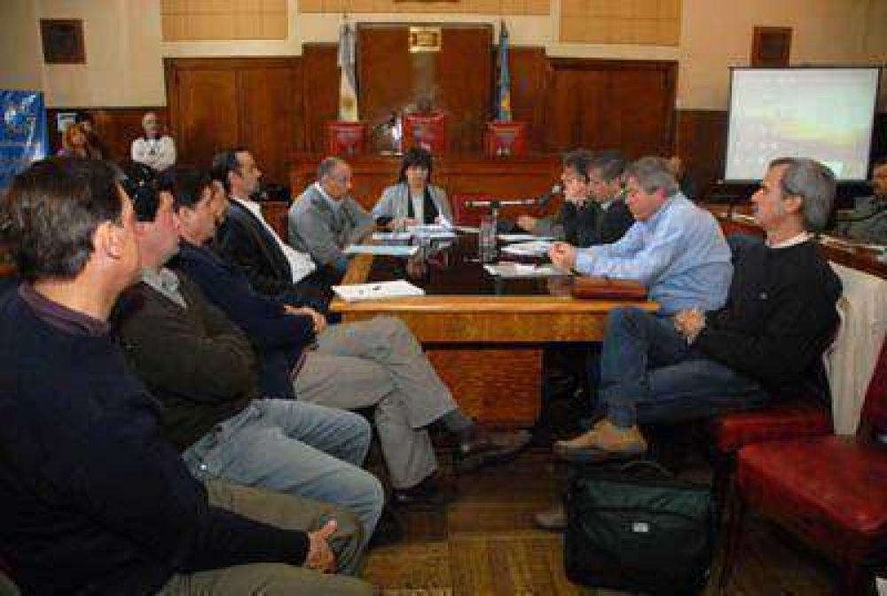 Eval�an el estado de la costa y las obras para frenar la erosi�n