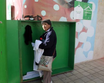 Percheros solidarios, la iniciativa a la que se suman los locales mendocinos