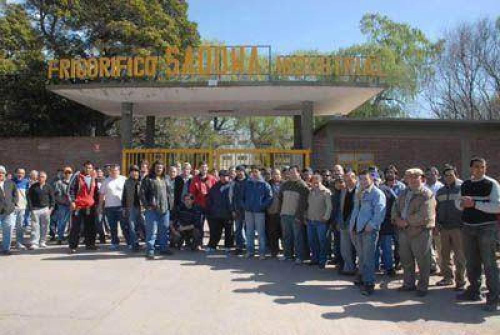 Los trabajadores del Sadowa protestaron frente al frigor�fico