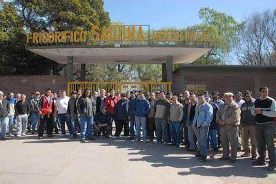 Los trabajadores del Sadowa protestaron frente al frigor�fico