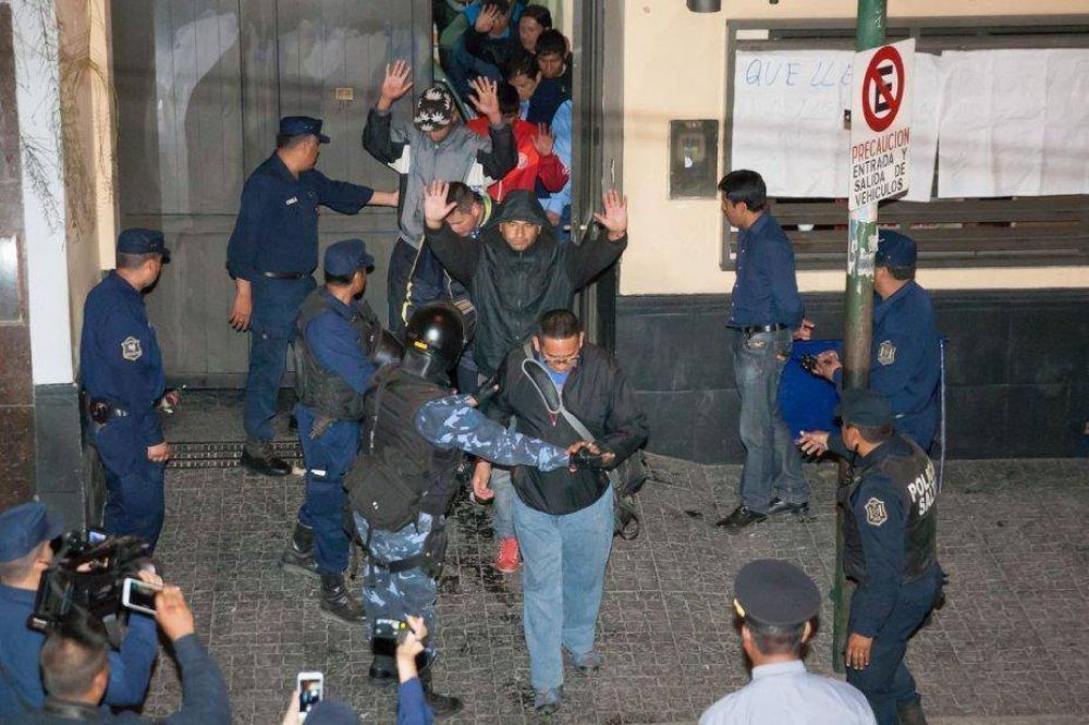Afiliados de la UTA mantuvieron cautivo al titular del sindicato