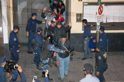 Afiliados de la UTA mantuvieron cautivo al titular del sindicato