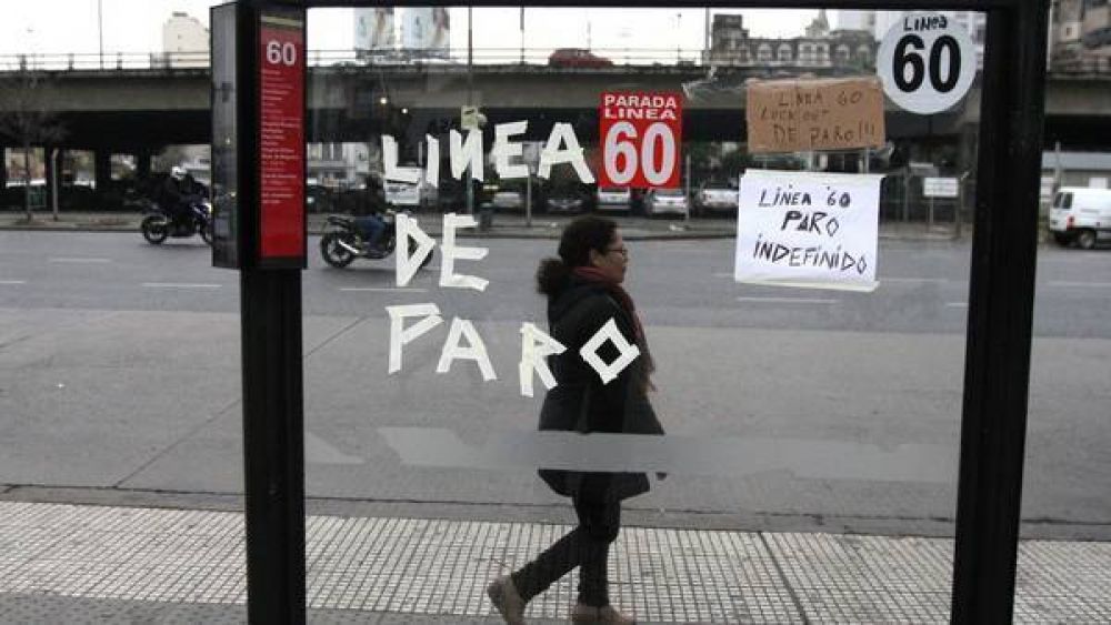 Cuarto d�a de paro en la l�nea 60 y marcha de choferes por el Centro
