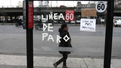 Cuarto d�a de paro en la l�nea 60 y marcha de choferes por el Centro