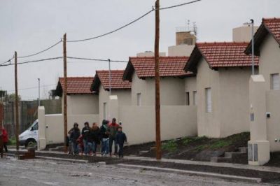 Lunghi particip� de la entrega de 20 viviendas del barrio del Sindicato de Trabajadores Municipales