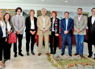 El Gobernador recibi� a la dise�adora Rosan Bosch