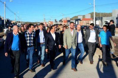 Provincia y Municipio recorrieron la obra de pavimentaci�n en el barrio Mirador del Portezuelo