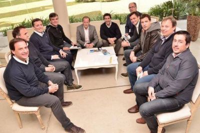Mientras los intendentes del Grupo F�nix se muestran en p�blico, los �Esmeralda� buscan la foto con Randazzo