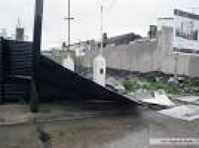 M�s de 200 evacuados, cortes de luz y voladuras de techos por fuerte temporal