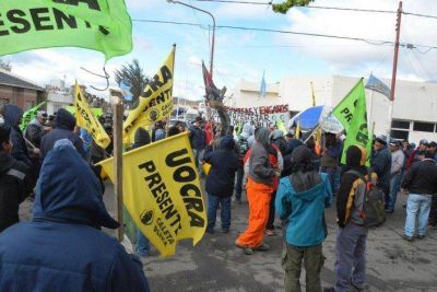 Municipales y desocupados de UOCRA se manifestaron en municipio de Caleta