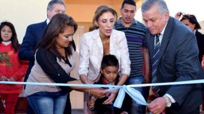 Claudia de Zamora entreg� 100 m�dulos habitacionales a familias del barrio Los Telef�nicos