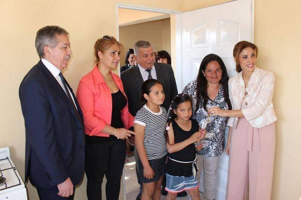 B LOS TELEFNICOS: El Intendente Infante acompa a la Gobernadora en la entrega de viviendas