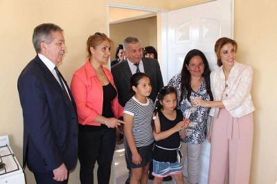 B� LOS TELEF�NICOS: El Intendente Infante acompa�� a la Gobernadora en la entrega de viviendas