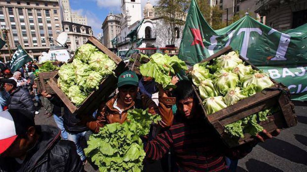 En una hora y media, regalaron 20.000 kilos de verduras en Plaza de Mayo
