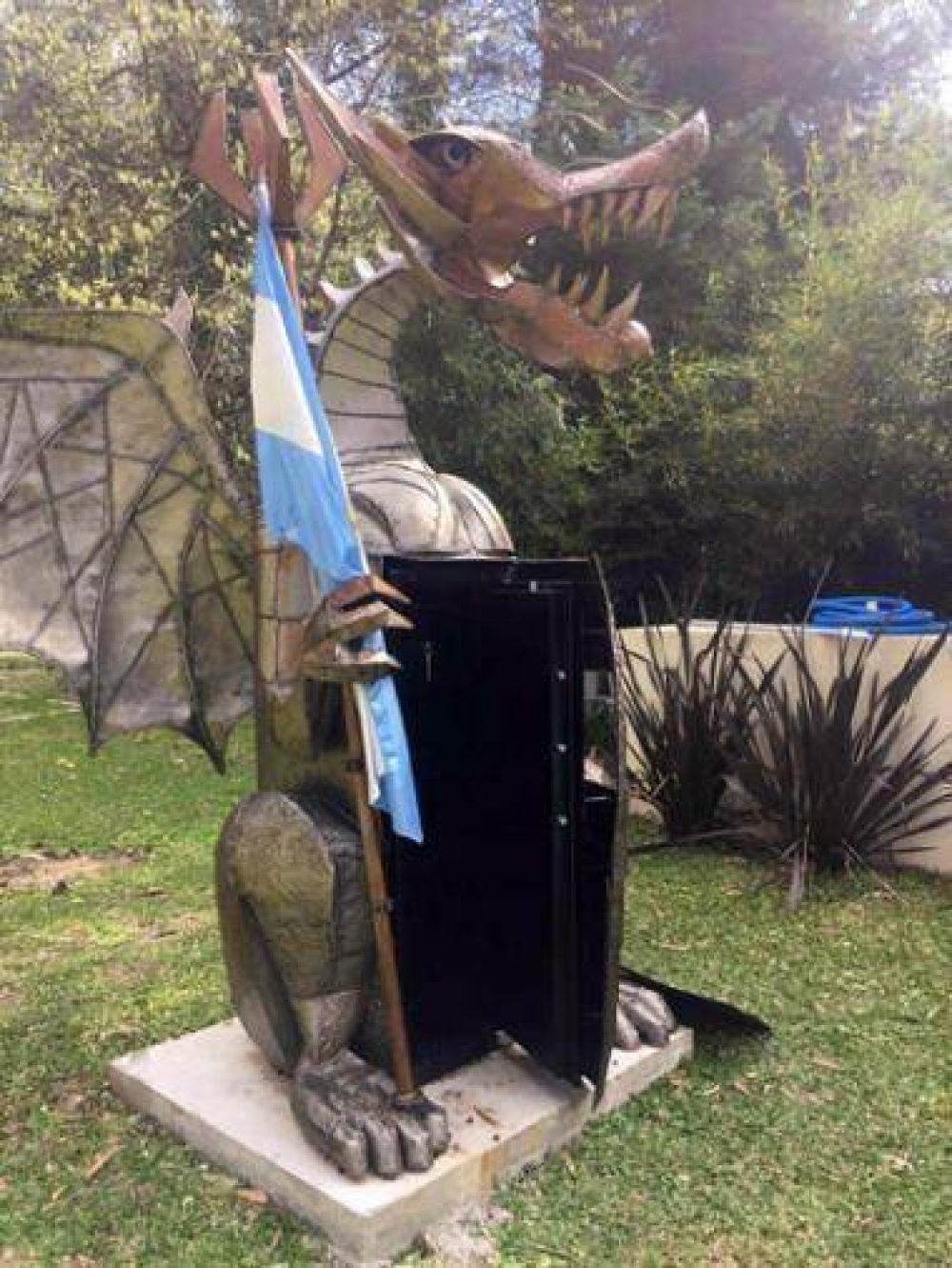 Un ex funcionario de Scioli esconda una caja fuerte en la estatua de un dragn