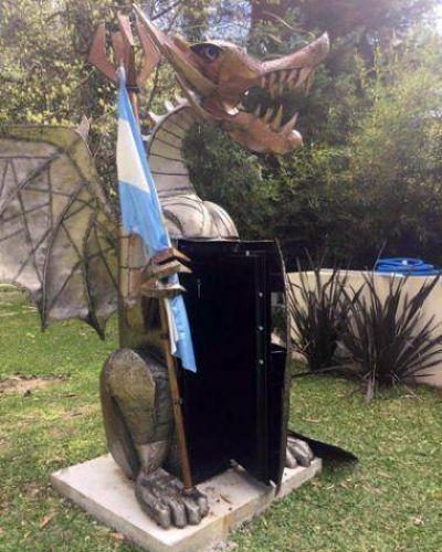 Un ex funcionario de Scioli escond�a una caja fuerte en la estatua de un drag�n