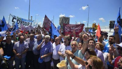 Lanzan paro y movilizaci�n por 82% y reapertura de paritarias