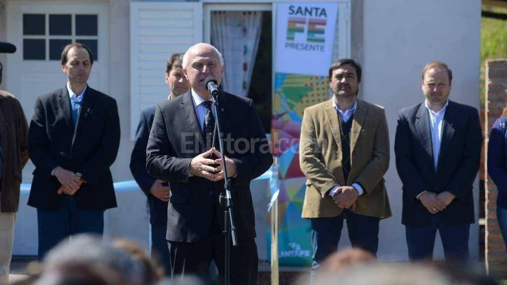 Lifschitz entreg� viviendas a 14 familias en Correa