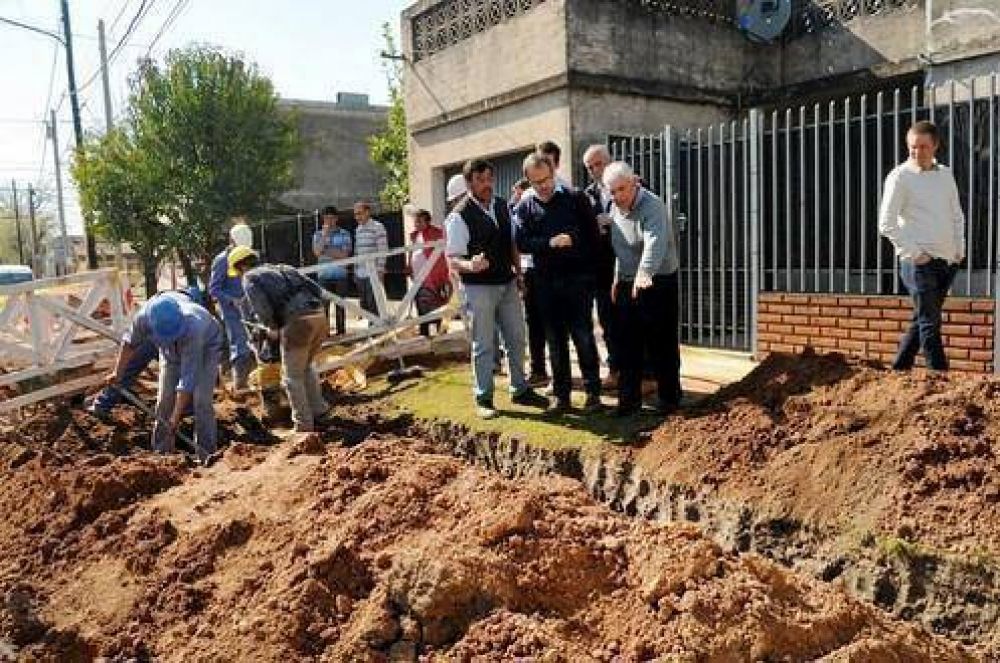 Tres de Febrero: comenzaron las obras para llegar al 100% de agua y cloacas