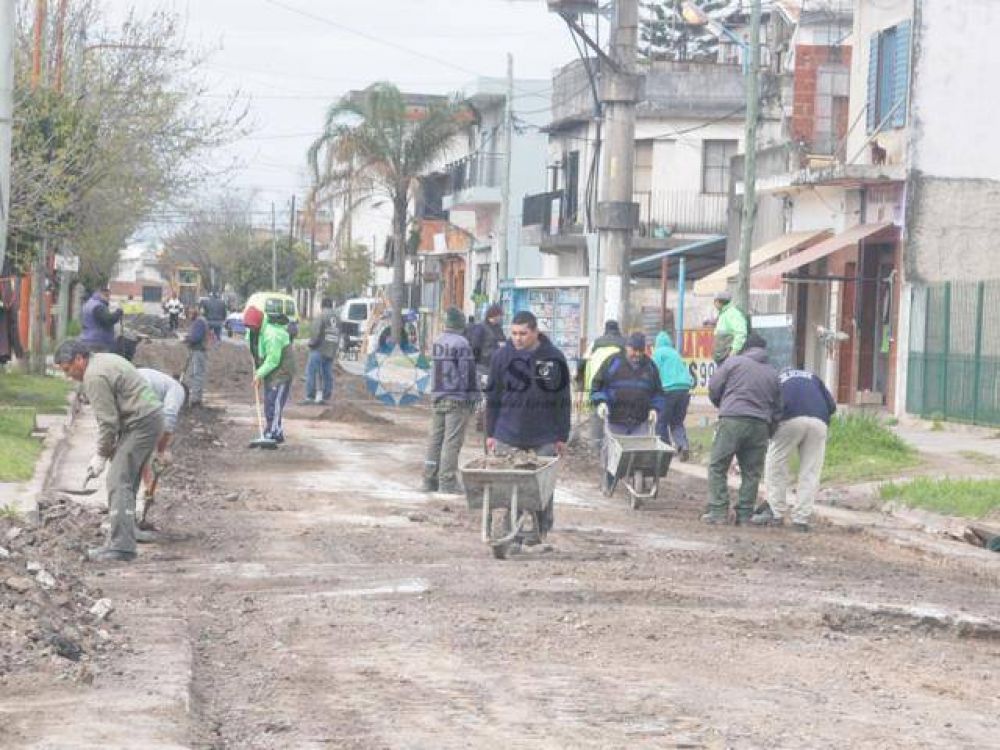 Reparan el asfalto de la calle Zola