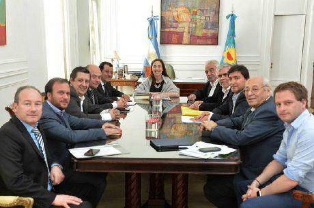 La gobernadora de Buenos Aires recibi� a los 8 intendentes del FPV-PJ de la 6� Secci�n Electoral