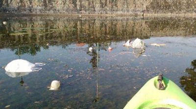 Fue a practicar kayak al lago San Miguel, hall� toneladas de basura y convoc� a una limpieza colectiva