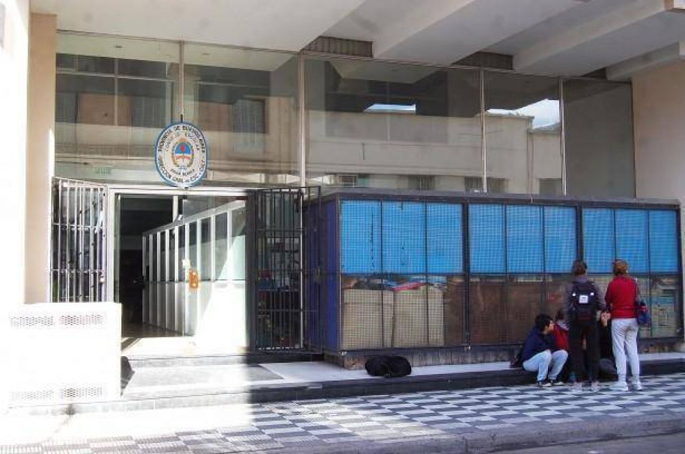 Proveedores de escuelas reclaman a la Provincia una deuda de m�s de $1.000.0000