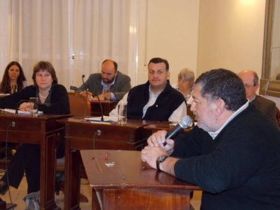 Fuerte reclamo de municipales en el concejo