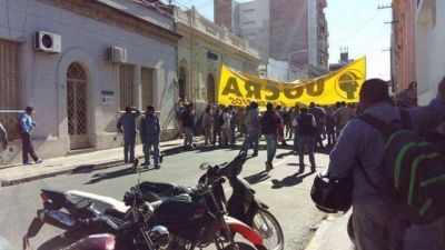 Tensi�n en la UOCRA: tomaron el sindicato y tuvo que intervenir la polic�a
