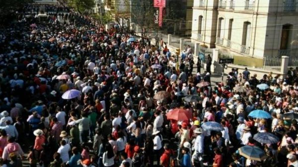 Un mill�n de fieles participan en Salta de la procesi�n del Se�or y la Virgen del Milagro