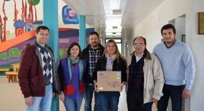 El Intendente entreg� un proyector a la Escuela de Est�tica �Edgardo L�pez Brandi�