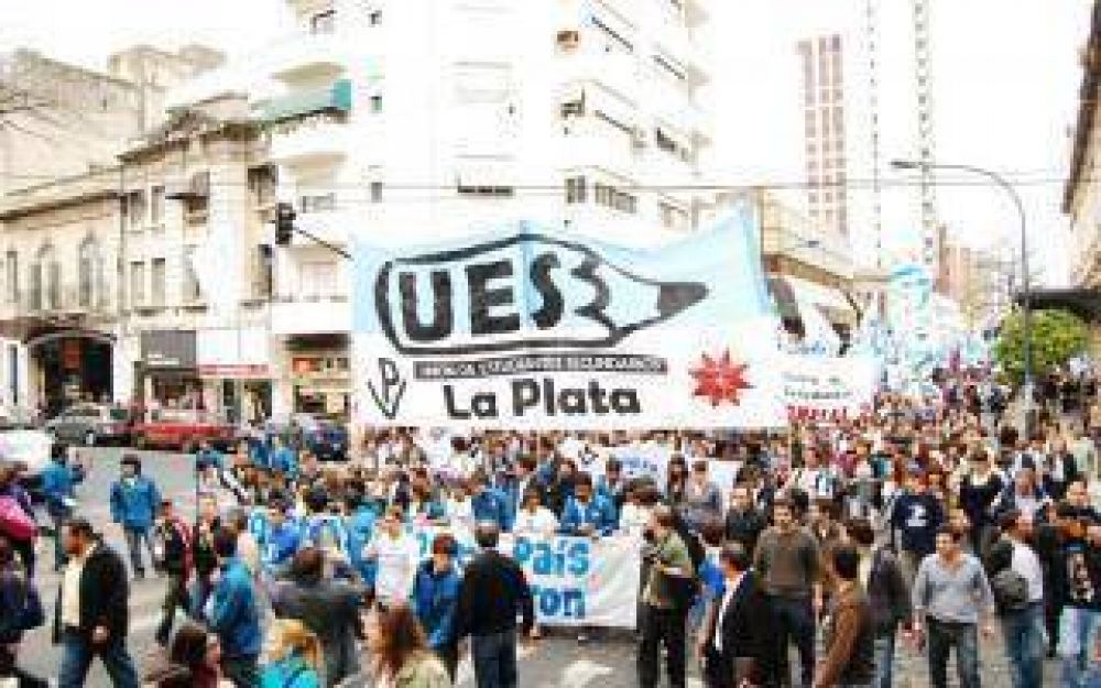 Estudiantes platenses marchan al cumplirse 40 a�os de la Noche de los L�pices