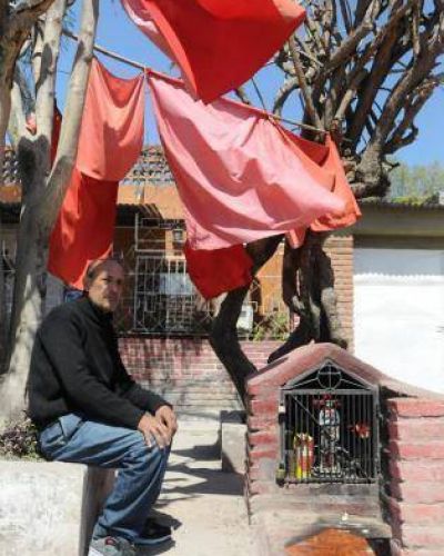 Cada vez se construyen m�s grutas en San Cayetano