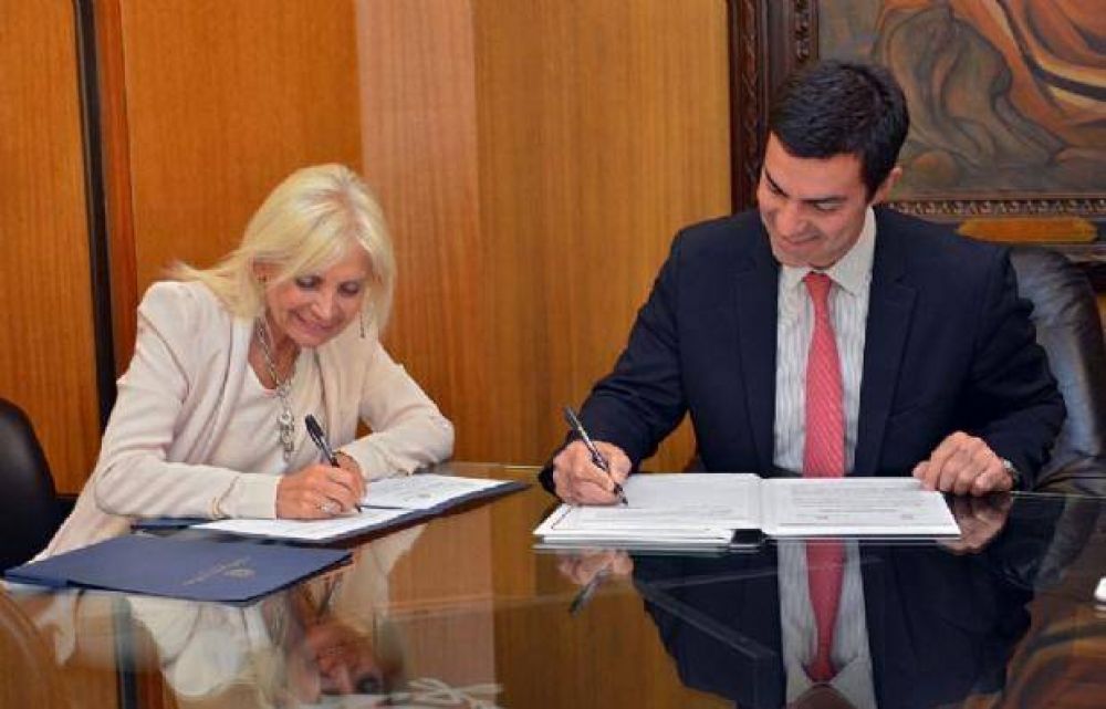 Juan Manuel Urtubey firm� un convenio para fortalecer la ense�anza de italiano en las escuelas de Salta