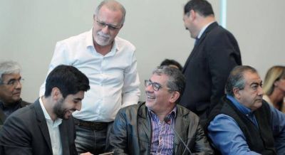Los gobernadores resisten la baja de ganancias, pero no quieren enfrentarse a la CGT