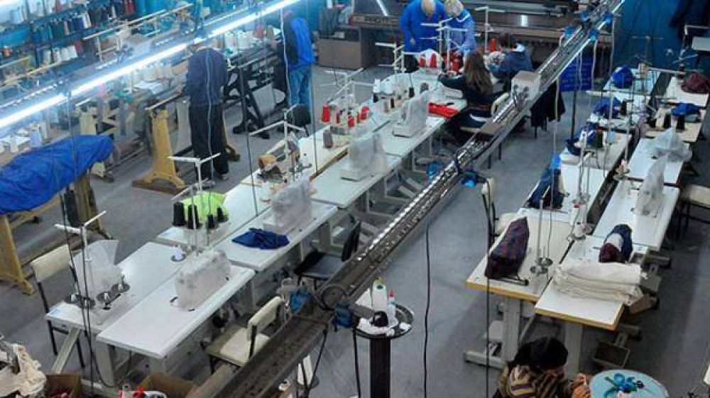 Siguen los despidos y suspensiones en Tucum�n