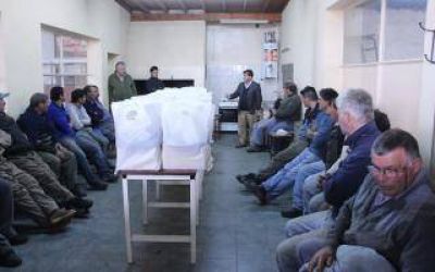 Lober�a: Intendente Fioramonti entreg� ropa a personal municipal