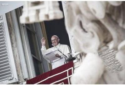 El Papa en el �ngelus: �Sigamos la l�gica evang�lica de la justicia y no la mundana de la corrupci�n�