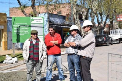 Construyen pavimento en Avdas. Rivadavia y Frocham
