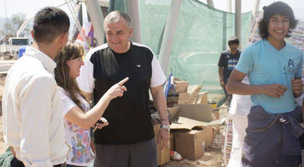 MORALES DIALOG� CON LOS CHICOS CARROCEROS EN SU VISITA A CIUDAD CULTURAL Y BRIND� LAS GARANT�AS DE UN BUEN INICIO DE DESFILES
