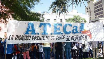 Docentes catamarque�os van por 48 horas m�s de paro