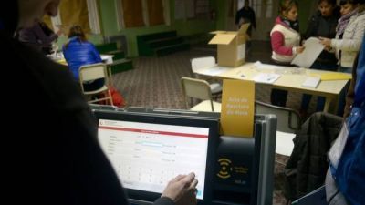 El Gobierno compra las m�quinas y cambia el negocio del voto electr�nico