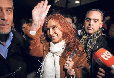 Cristina niega que vaya a ser candidata pero arma otro acto