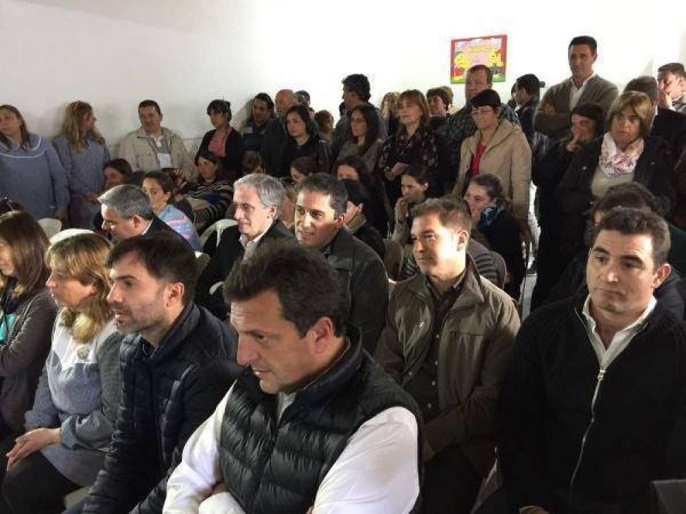 Invasin renovadora en Castelli: Massa y dirigentes de la Quinta visitaron a Echarren