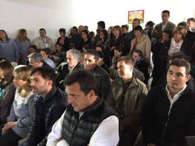 Invasi�n renovadora en Castelli: Massa y dirigentes de la Quinta visitaron a Echarren