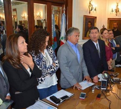 Fondos Extra. Casas volvi� a reclamar �responsabilidad� a opositores