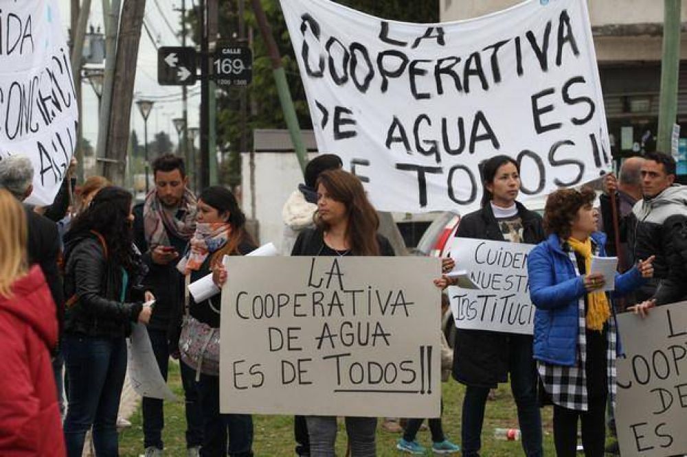 Manifestacin en Melchor Romero por la Cooperativa de Aguas y Cloacas
