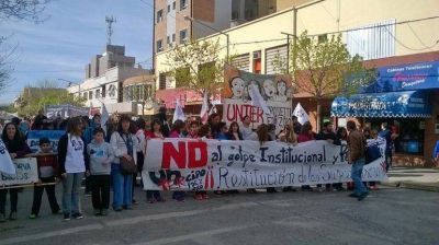 Masiva marcha de los maestros por las calles cipole�as