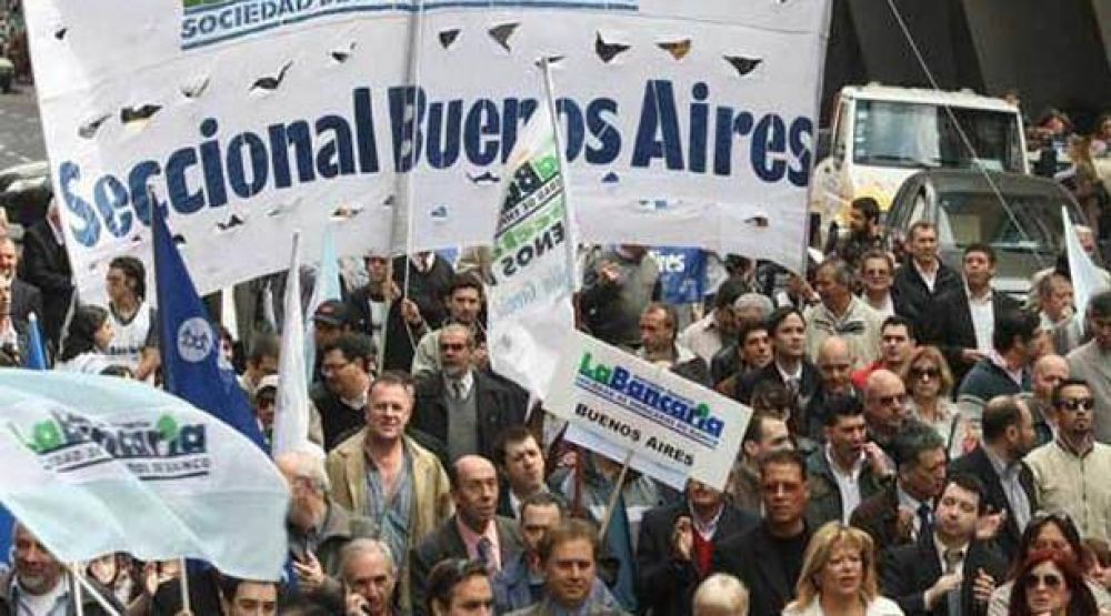 Bancarios piden a Macri que cumpla la promesa de eliminar Ganancias